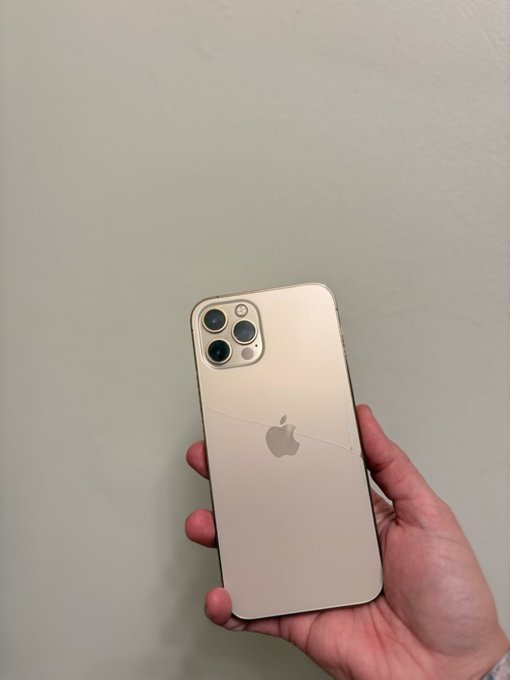 Apple iPhone 12 PRO unlocked, it’s broken (for parts READ DESCRIPTION)